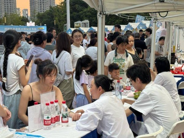 手机配资论坛官网 湖湘仲景中医药文化流动夜市“骑士”专场启幕 为城市奔跑者送上健康关爱